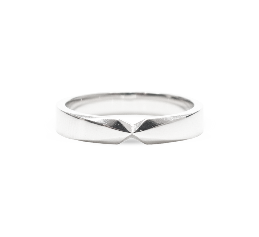 Ring set V: sharp bow ring in white gold