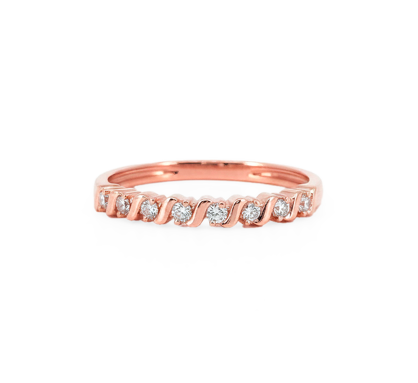 Pattern with diamonds W in rose gold