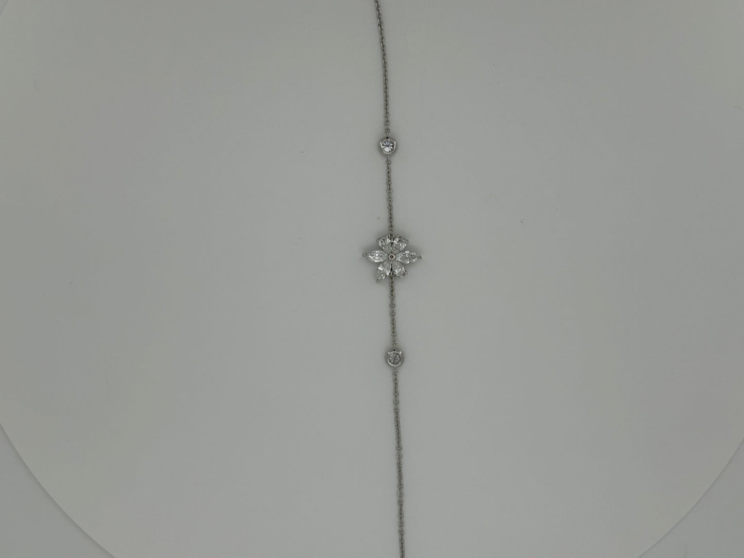 Sweet flower and dots bracelet in white gold