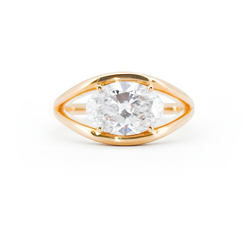Vertical oval ring OV 1.82 D VVS2 IGI in yellow gold