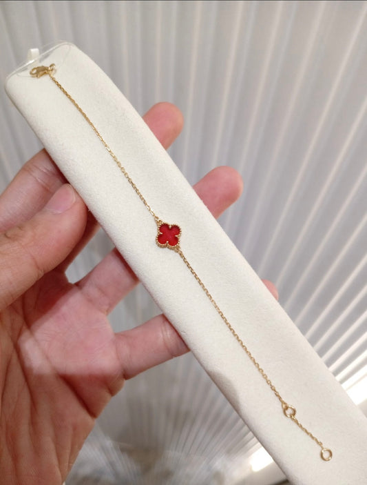 Red agate stone bracelet in yellow gold