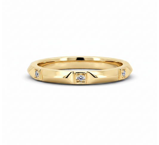 Pyramid ring with diamond in gold