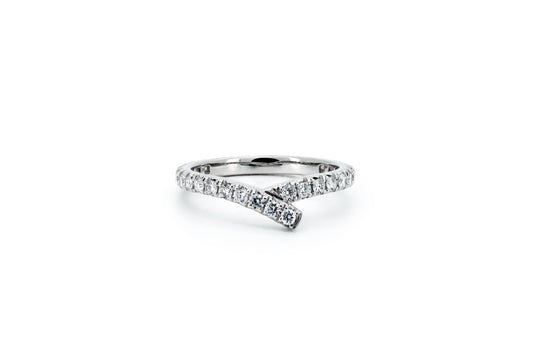 Ribbon pave ring in white gold