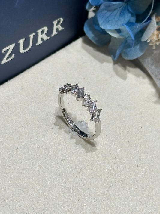 Emerald zigzag ring in white gold