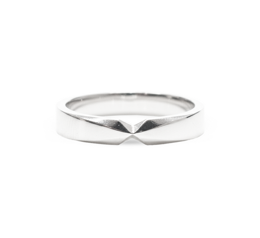 Ring set V: sharp bow ring in white gold