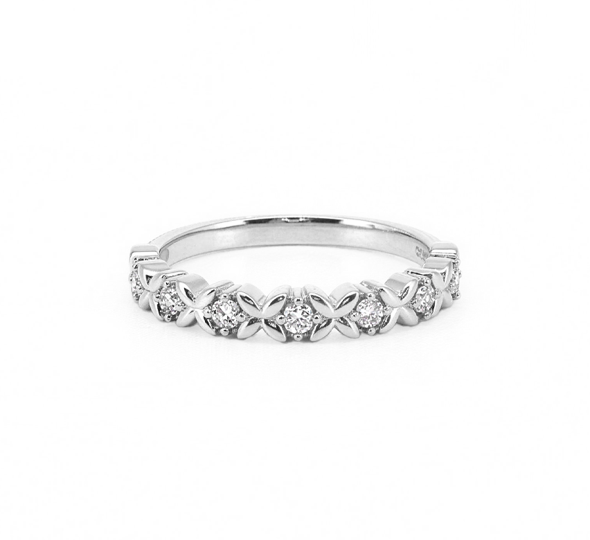 Pattern with diamonds O in white gold