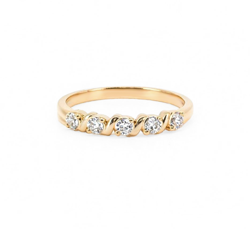 Pattern with diamonds Q in yellow gold