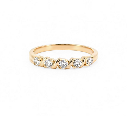 Pattern with diamonds Q in yellow gold