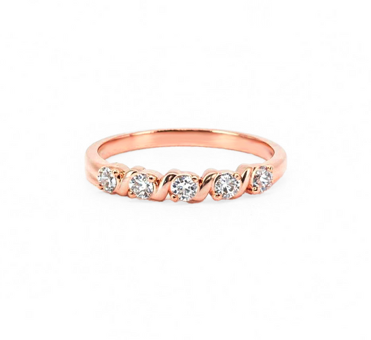 Pattern with diamonds Q in rose gold