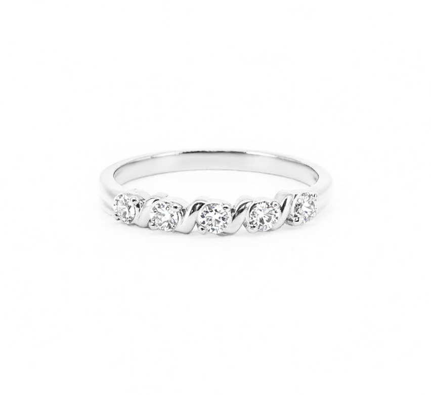 Pattern with diamonds Q in white gold