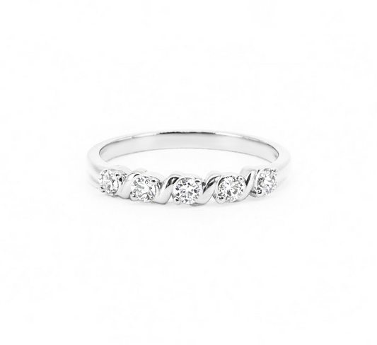 Pattern with diamonds Q in white gold