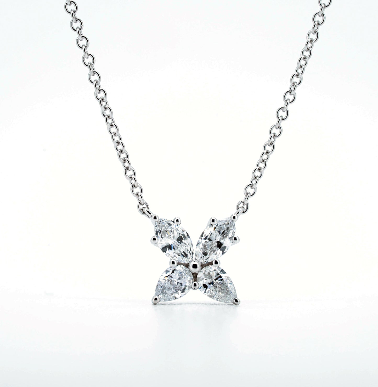 Daphne flower necklace in white gold