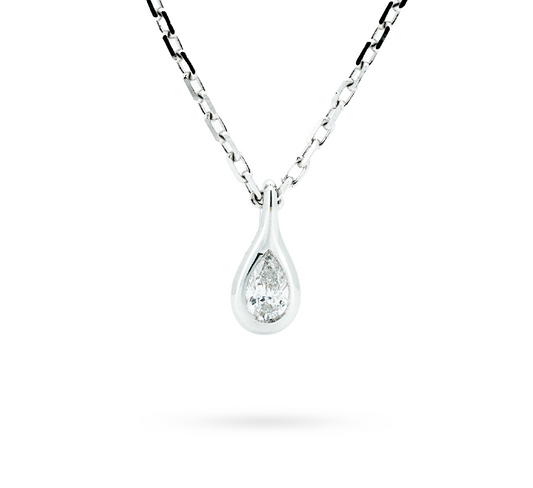 Bezel teardrop in white gold