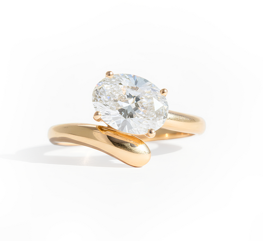 Slanted oval ring OV 1.49 E VVS2 IGI in yellow gold